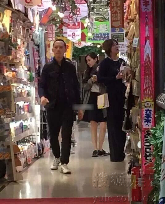 Baby大婚前独自赴日本扫货 穿短裙露出纤细美腿