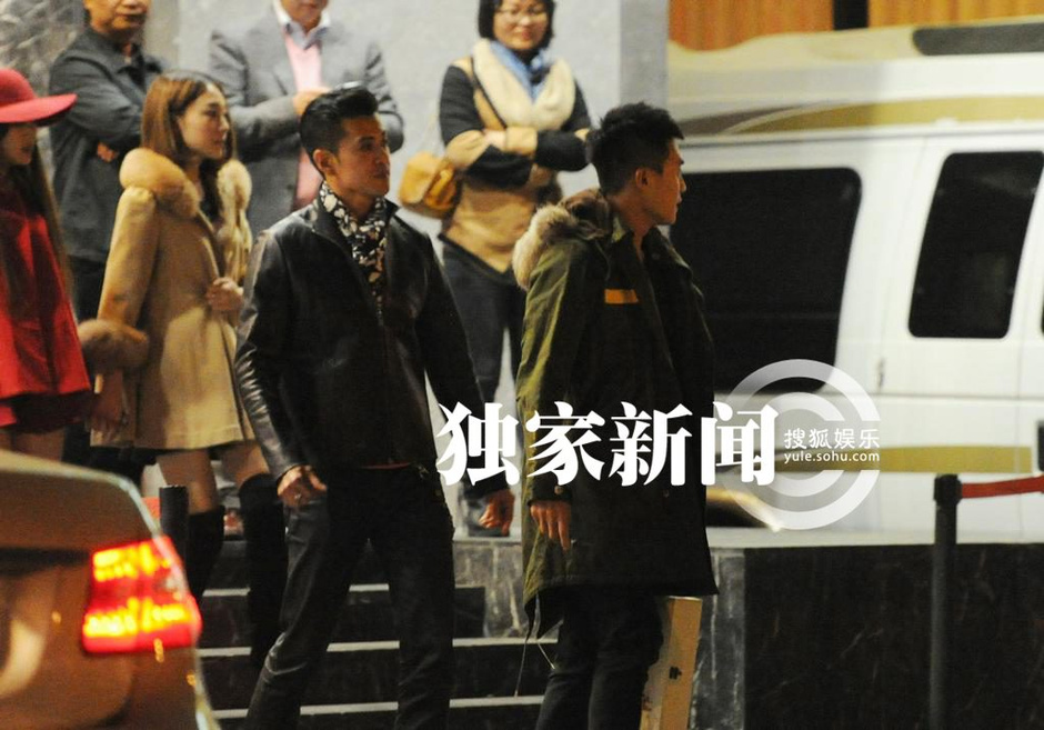 阿斯顿马丁豪车回家,不差钱的杜淳爱情也得意,幸福甜蜜全全写高清图片
