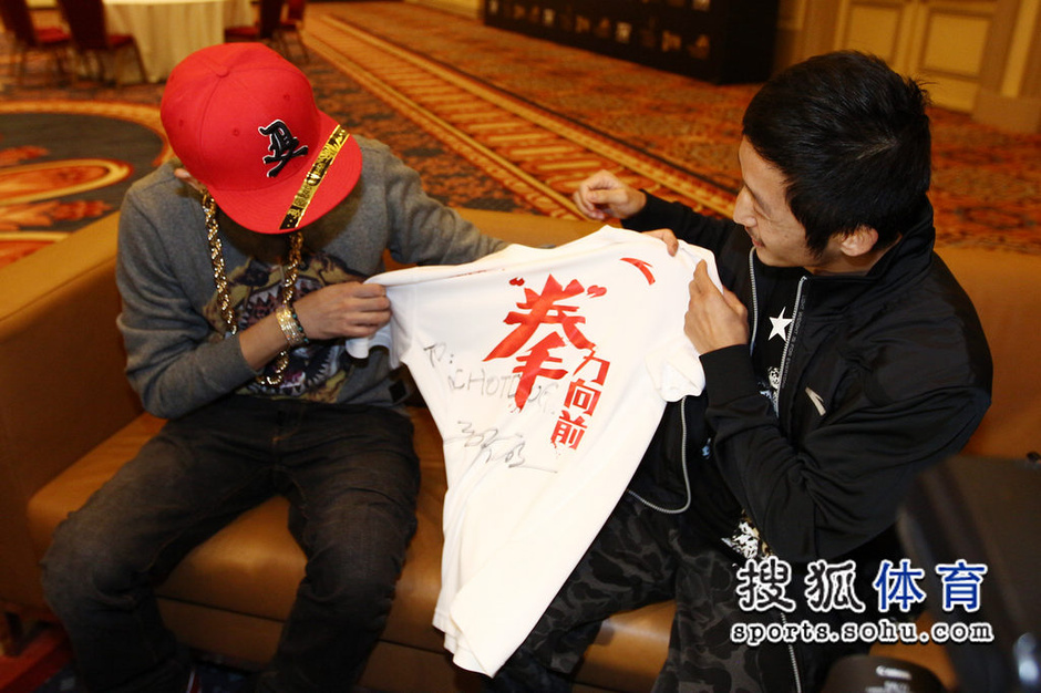 高清图:邹市明携<em>爱妻</em>接受采访 与热狗相谈甚欢