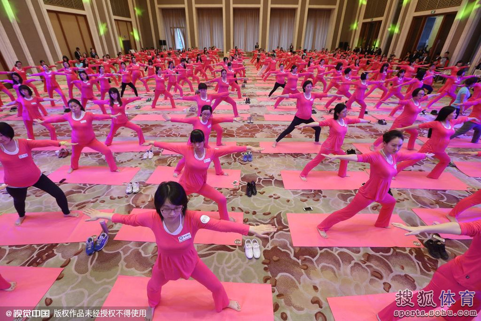 高清:1443位孕妇上瑜伽课 刷新吉尼斯世界记录