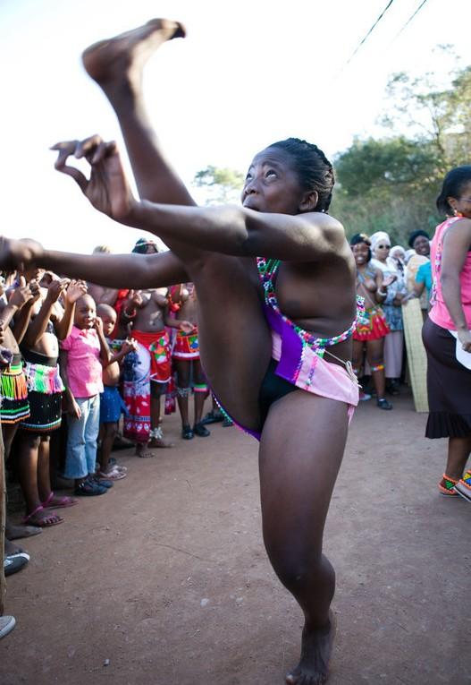 <em>象族人</em>女人图