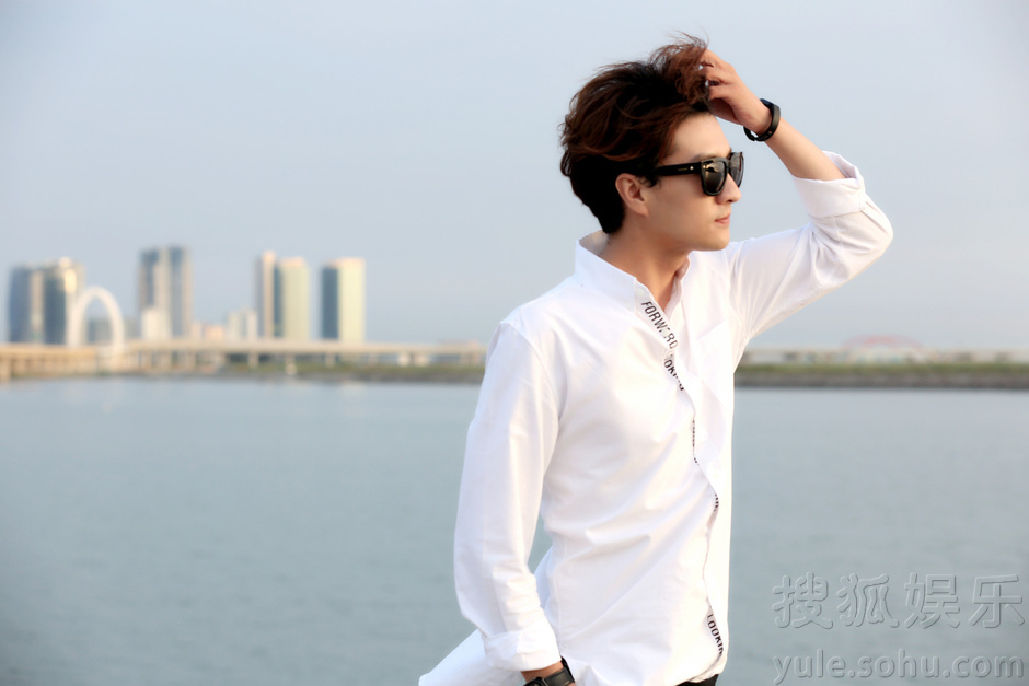 高仁韩国仁川大桥街拍 海风拂面硬朗有型