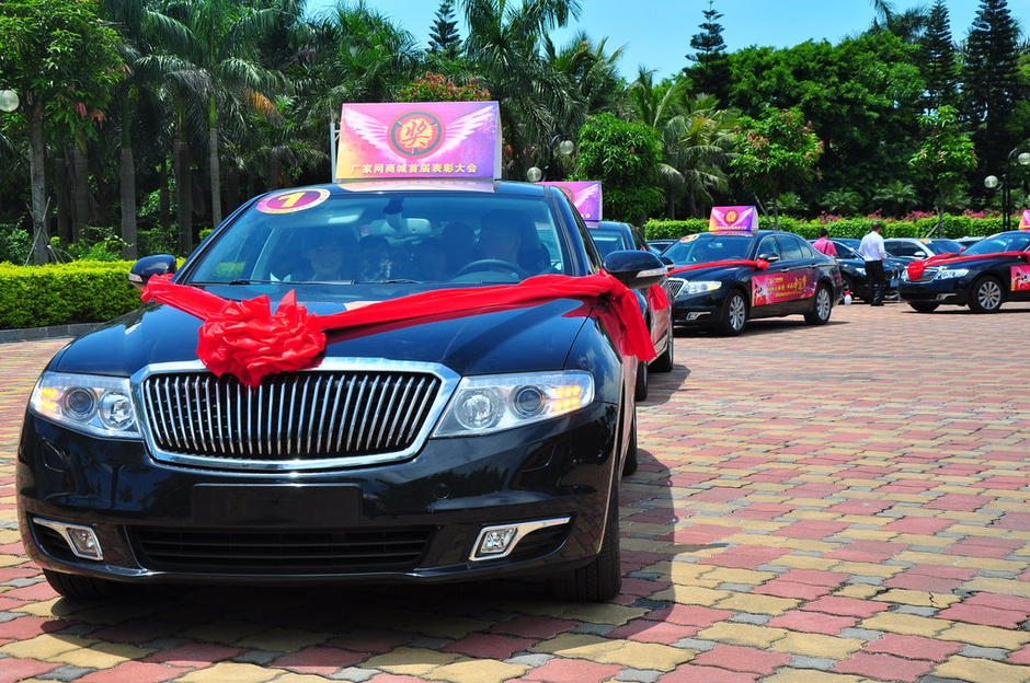 深圳土豪公司奖励员工红旗轿车作为年中奖70