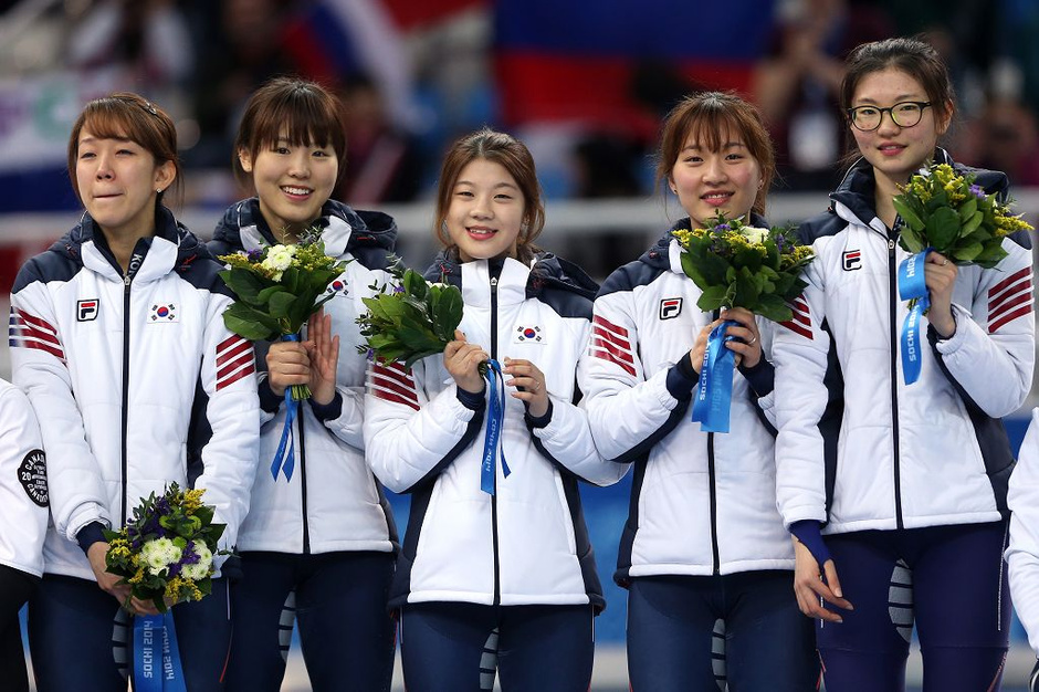 高清:女子短道3000米献花仪式 韩国队员笑开花