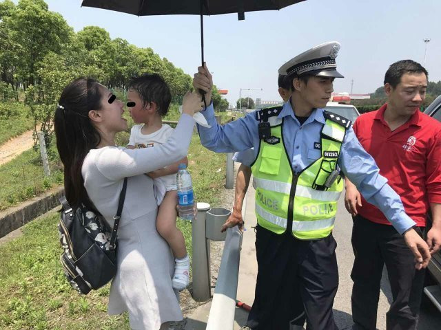 老人小孩被锁车内暴晒 交警砸豪车救人 (组图)