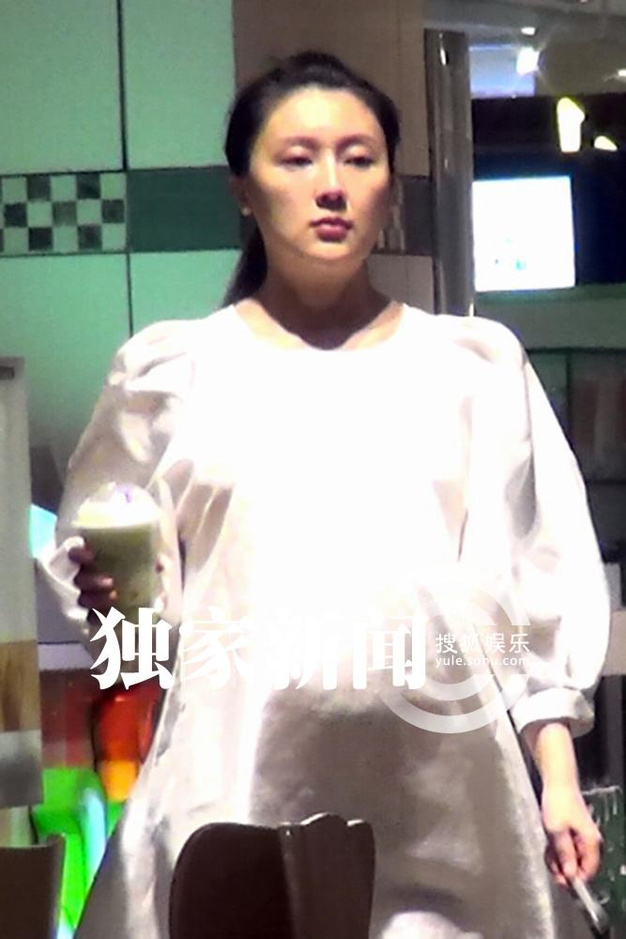 独家:京城四美之甘薇怀孕 挺大肚与姐妹吃饭7