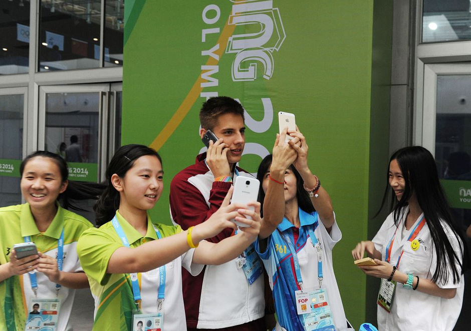 高清:青奥会重剑冠军走红 17岁小帅哥酷似比伯