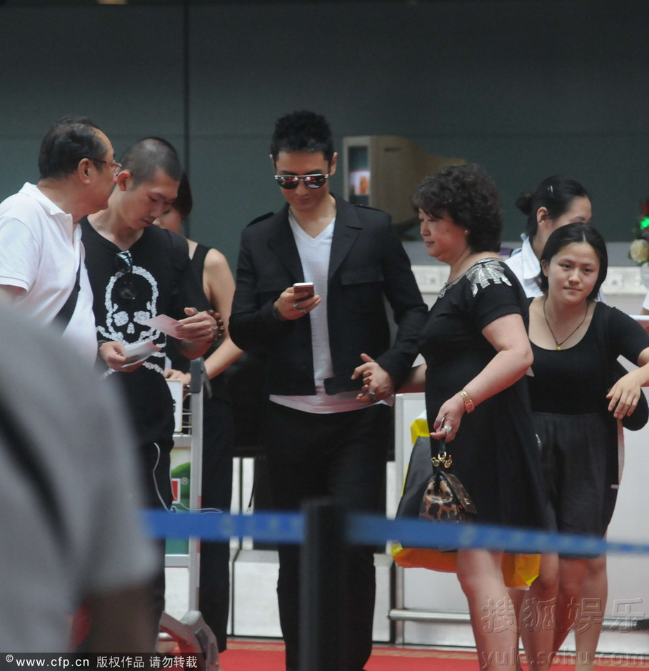 黄晓明携父母现身机场 获众人围观一路紧牵妈妈7092605-娱乐频道图片库-大视野-搜狐