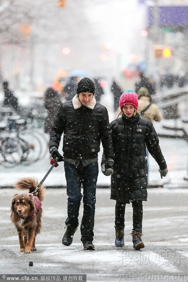 阿曼达与男友牵狗雪中散步 浓情蜜意羡煞旁人