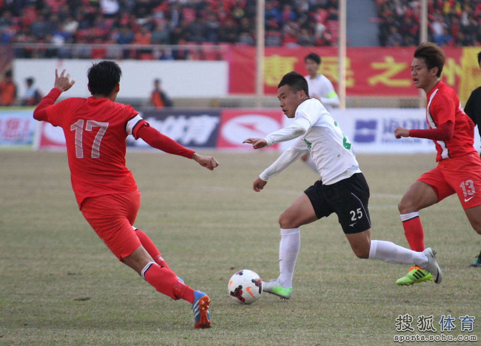 高清图:省港杯激战区楚良开怀 郭晶晶公公助阵