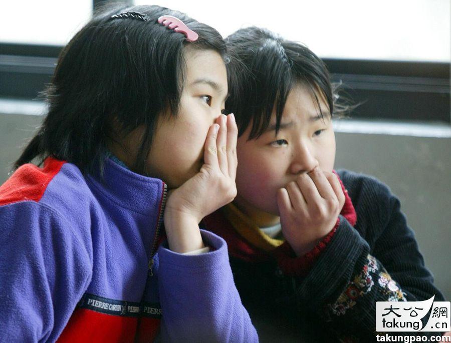2004年3月18日下午,在杭州紫阳小学六年级某班的教室里,二十来个女生