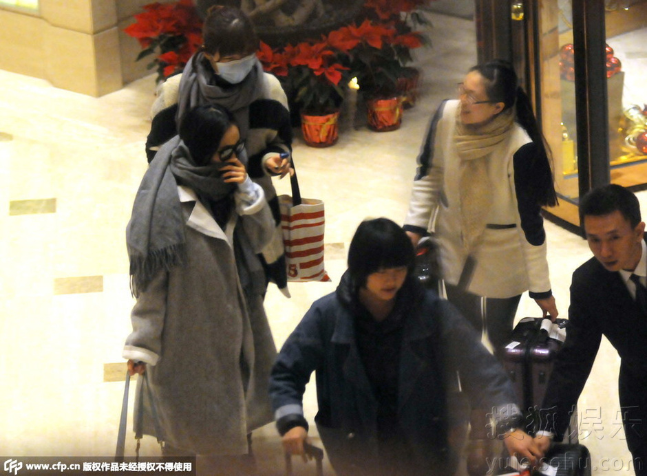 杨幂现身酒店围巾挡脸 获多名助理贴身伺候74