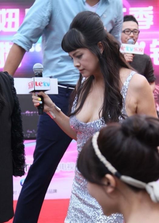 杜汶泽被婐女包围图片