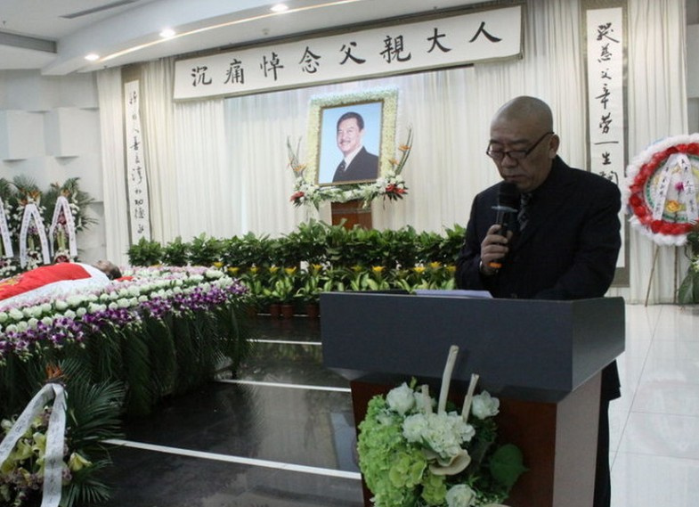 "秦五爷"黄达亮办追悼会 身后留三部戏未完