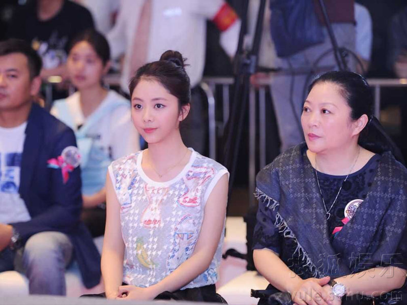 谭松韵时尚亮相某活可动双 然古灵精怪萌翻粉丝