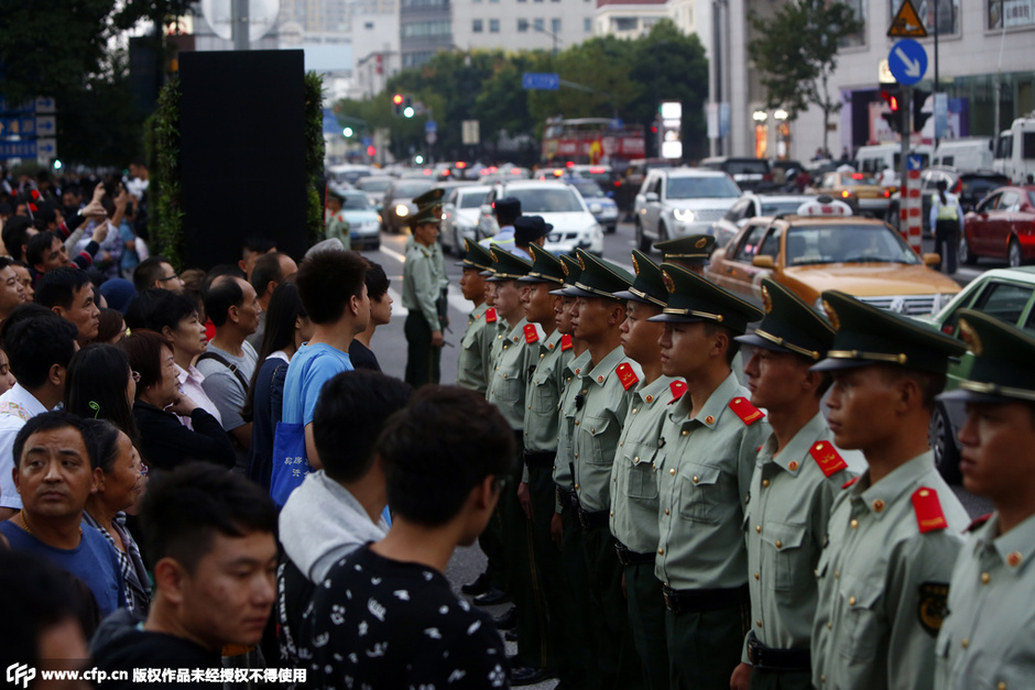 上海滩上橄榄绿 武警"人墙"维持秩序