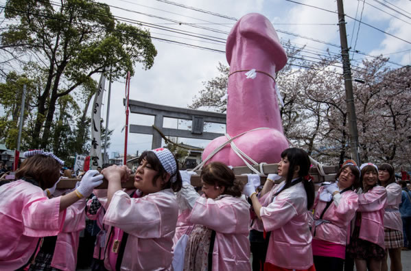 日本铁男根祭 抬<em>阴茎</em>模型游街6448305-<em>男人</em>图