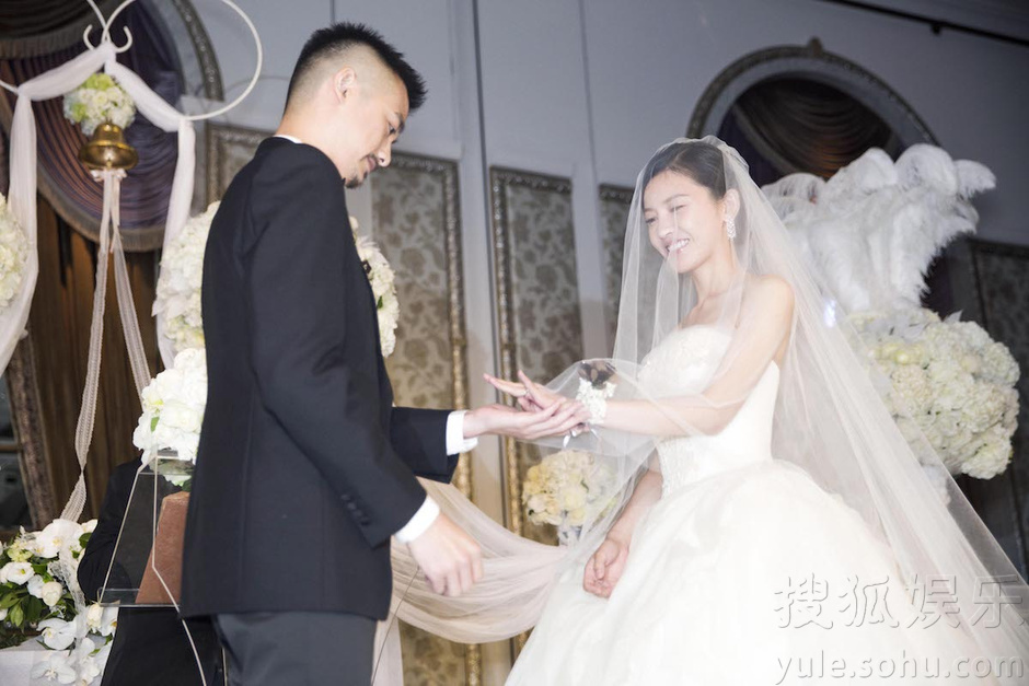 杨子姗婚礼惊艳亮相 吴中天上演温柔一吻