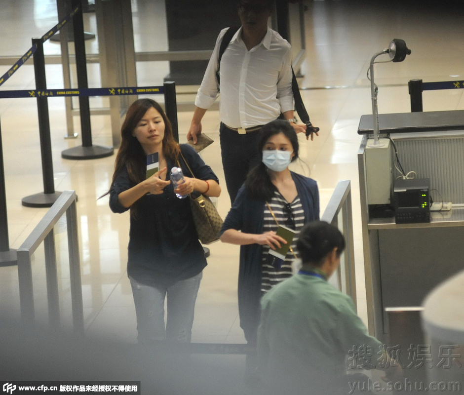 大S口罩遮面现身机场 助理贴心为其按摩肩膀