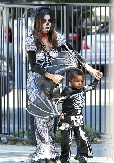 奥斯卡影后布洛克化鬼妆出街陪养子过万圣节5