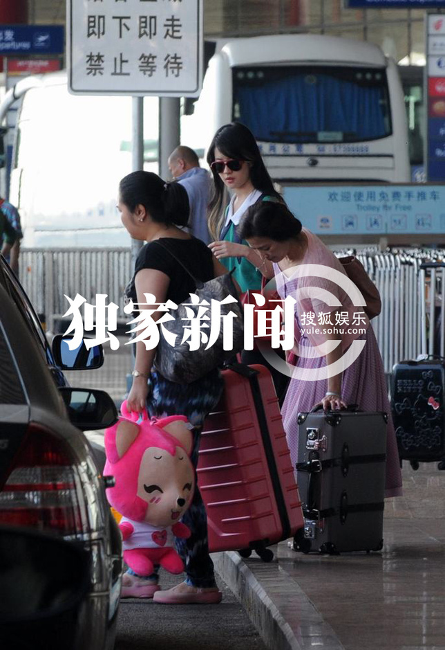 独家:刘亦菲与母亲回京 带大号玩偶买咖啡542
