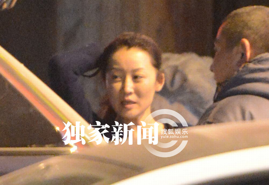 独家:罗晋偷闲从外地回京 女土豪开车接机625