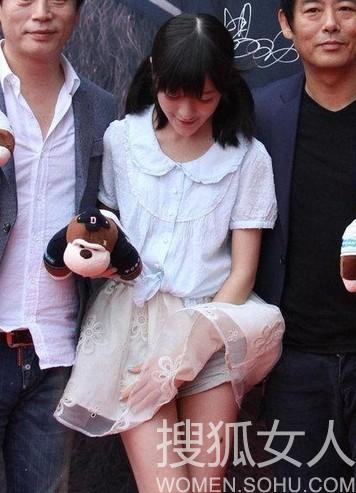 徐娇遇<em>风吹</em>裙露安全裤惨走光-女人频道图片库