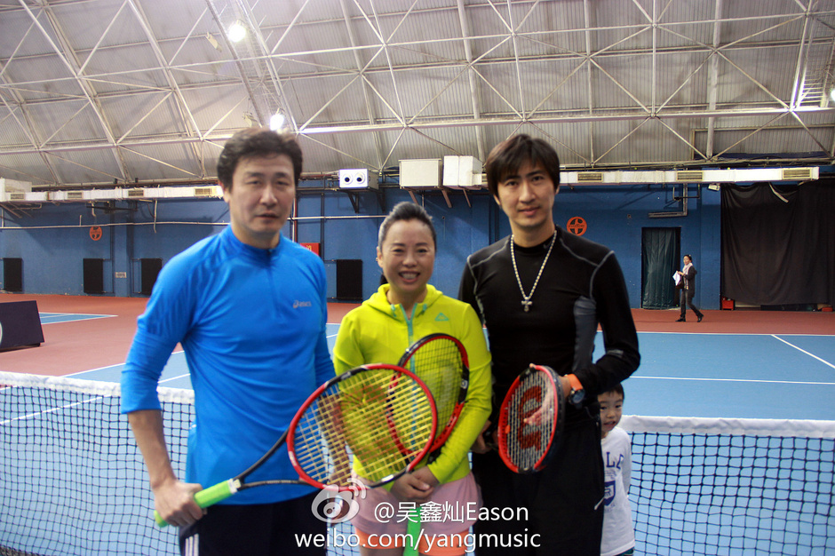 郝海东出战业余网球赛 首轮出局合影黄绮珊(图