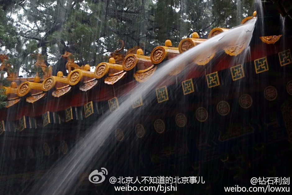 暴雨中的紫禁城 网友:想起四爷为若曦雨中撑伞