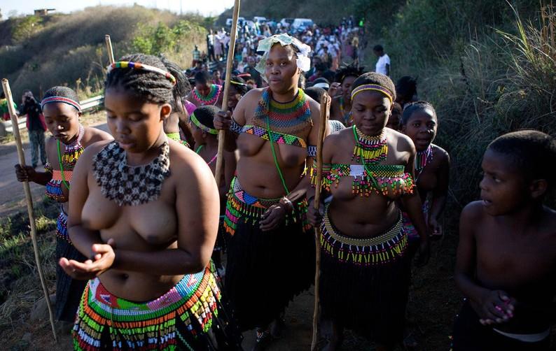 南非祖鲁族:男人战舞 <em>处女</em>露胸-男人图片库-大