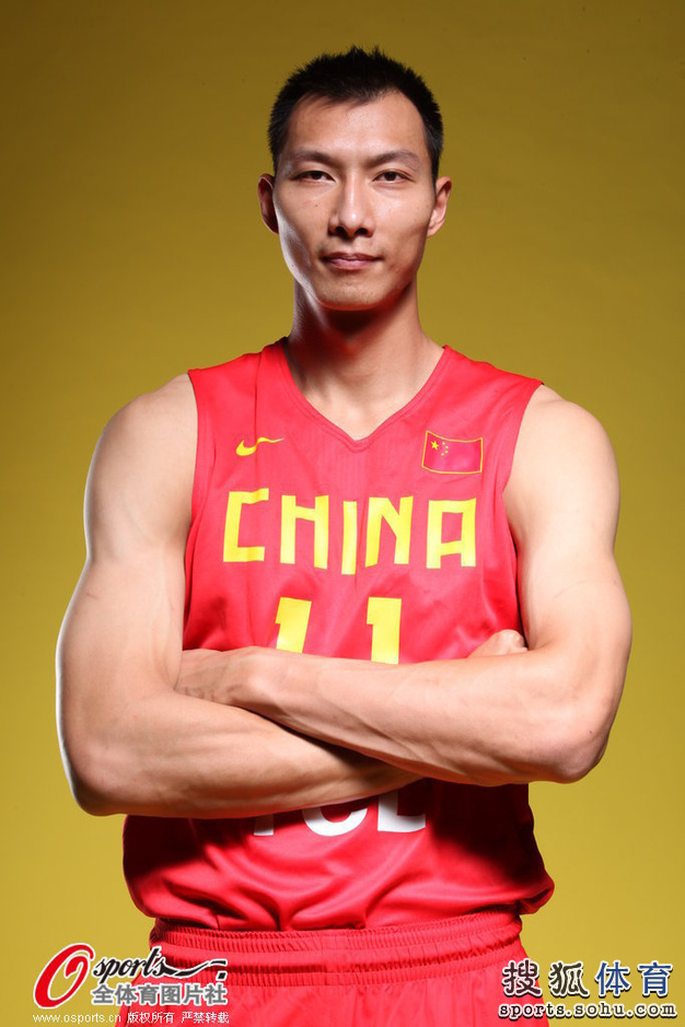 高清:新一届男篮国家队集训 易建联领衔众球员