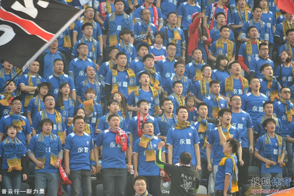 高清:永昌开门红鞠躬答谢球迷 李毅表情显无奈