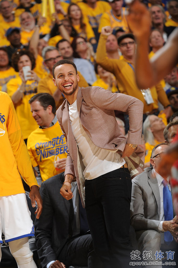 高清:会玩!勇士淘汰火箭 库里领板凳席花样庆祝