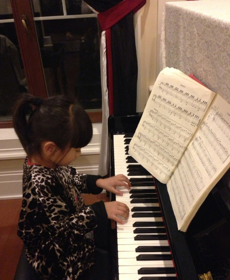 叶一茜晒女儿弹钢琴照 田雨橙嘟嘴卖萌扮鬼脸5714609-娱乐频道图片库-大视野-搜狐