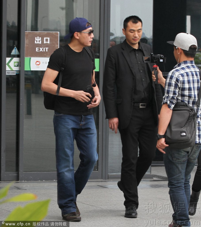 刘烨黑超现身录制节目 众保镖侍候似黑老大6