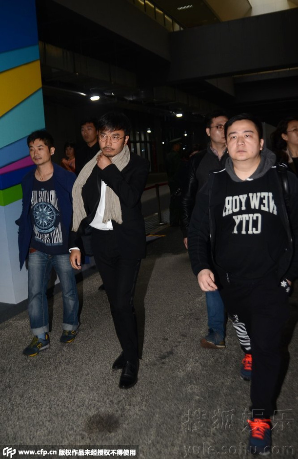汪涵获众人护驾显大牌 边走边戴围巾表情呆萌