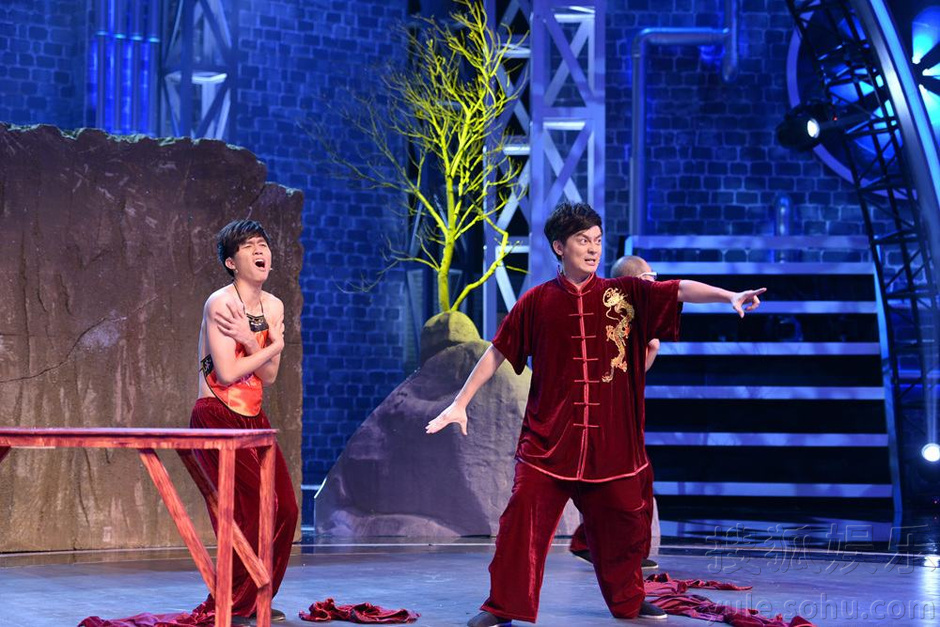 《笑傲江湖》"光头易中天"带超模上演t台秀