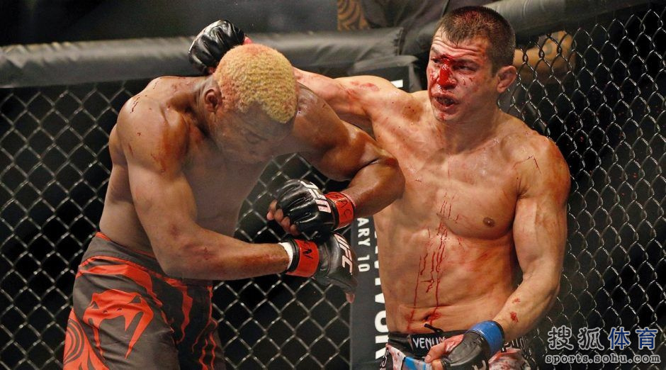 高清:UFC168精彩瞬间 选手浴血铁笼秀格斗真