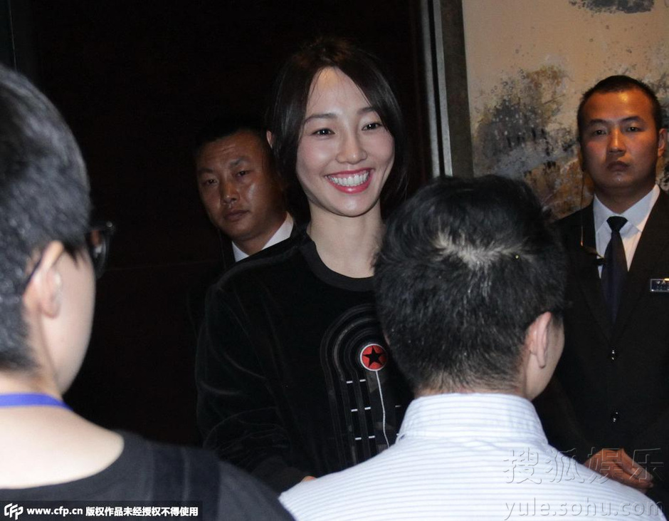 白百何穿黑裙亮相 与导演热聊不停大笑心情靓