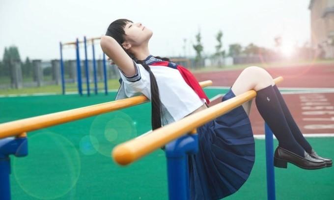 徐娇穿萝莉水手裙 变身制服萌妹子