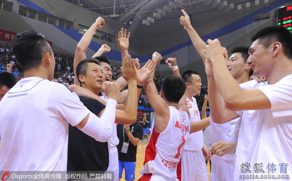 高清:全运会男篮辽宁夺冠 周琦郭艾伦挥手致意