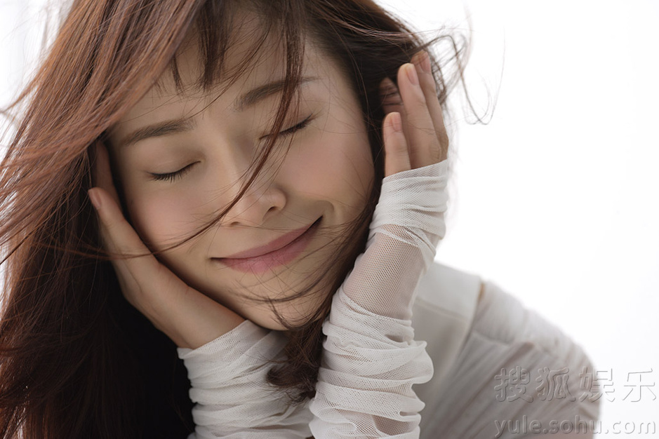 江一燕“蜜月”温度写真 跨界诠释LOVE主题