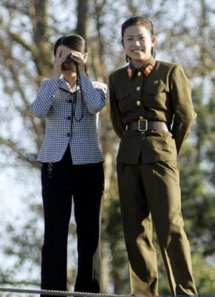 金正恩视察女兵<em>激动</em>簇拥 朝鲜女兵真实生活60
