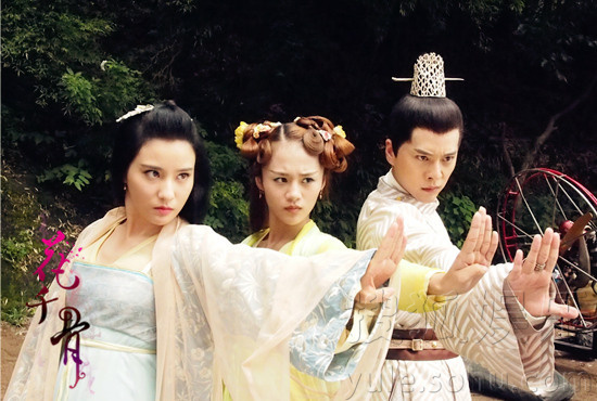 搜狐娱乐讯 近日,古装玄幻仙侠剧《花千骨》正在湖南卫视热。演员安悦溪饰演的糖宝也随着故事的发展面临命运的转折点。在《花千骨》本周即将开启虐心模式下,剧中人物命运都到至关重要的时刻,而剧中安悦溪的命运也成为了强有力的催泪弹。