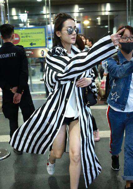 热巴和杨幂一样爱秀腿 机场走秀要换两套衣服