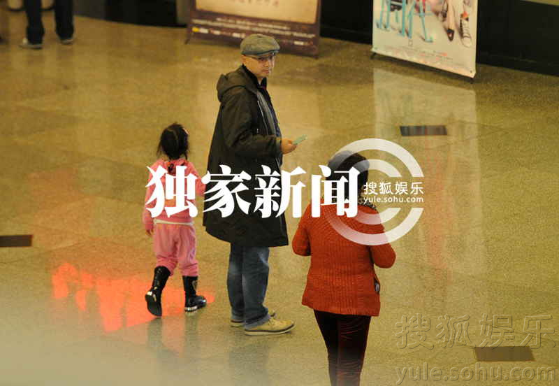 独家:徐峥一家四口外出吃饭 共度欢乐时光