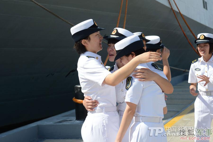 兰州舰首批女兵亮相 身着海魂衫非常迷人