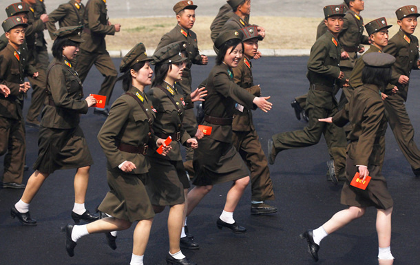 朝鲜空姐裙子变短被赞性感