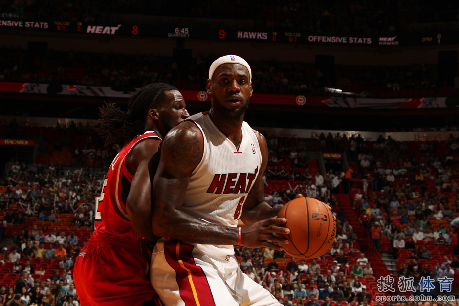 高清图:热火VS老鹰波什篮下强攻 詹皇淡定指挥