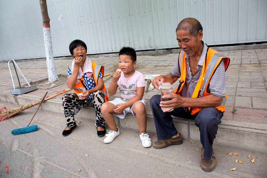 7岁娃暑假帮环卫工爷爷奶奶扫马路 1馒头3人分